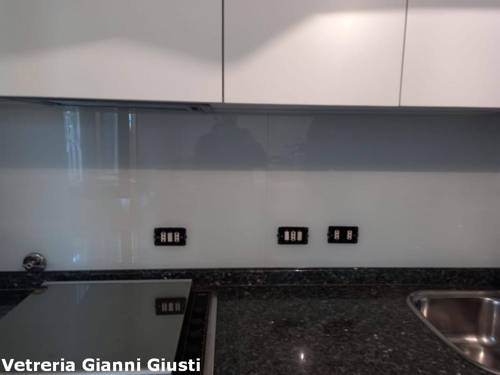 Arredo cucina in vetro, Piano cucina in vetro Roma, Top in vetro Roma -  Vetreria Gianni Giusti